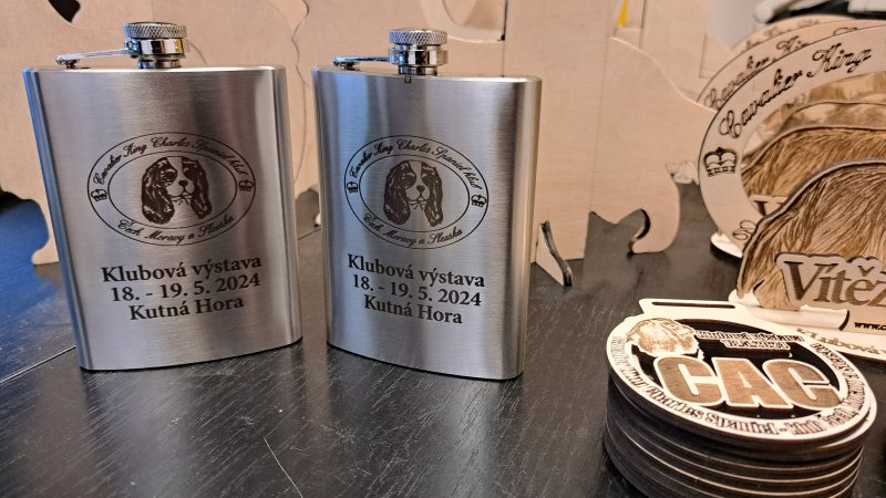Placatka jako dárek pro roohodčího na výstavě psů