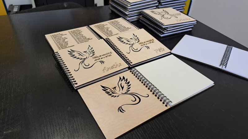 Památníček s dřevěnými deskami a vygravírovaným jménem 