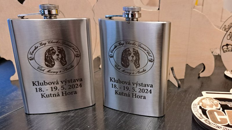 Placatka jako dárek pro roohodčího na výstavě psů