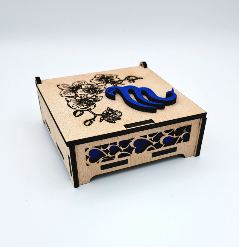 Gravírovaná krabička s malovaným monogramem